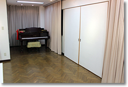 スタジオ内のピアノ